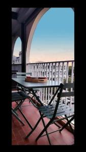 d'une table et d'une chaise sur un balcon. dans l'établissement Séjour de rêve à La Grande Motte T2 entièrement neuf, clim, wifi, parking privé, à La Grande Motte