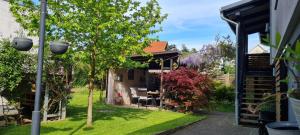 Blick auf den Garten von der Außenseite eines Hauses in der Unterkunft Apartment Rose in Fritzlar