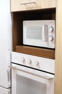 a microwave oven sitting on top of a stove at Slappe Jaén II in Jaén