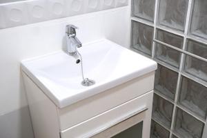 - Baño con lavabo blanco y azulejos de cristal en Slappe Jaén II, en Jaén