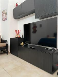 Televízia a/alebo spoločenská miestnosť v ubytovaní La Maison di Angela