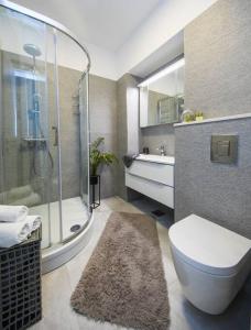 ein Bad mit einer Dusche, einem WC und einem Waschbecken in der Unterkunft Apartment MIAMAR with port sea view in Dubrovnik