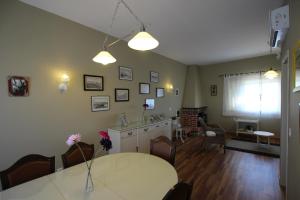 uma cozinha e sala de estar com uma mesa e uma sala de jantar em Vale da Rosa Cottage em Estói