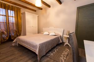 um quarto com uma cama, uma mesa e uma janela em Appartamenti Gli Ippocastani em San Benedetto Belbo