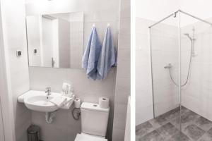 y baño con lavabo, aseo y ducha. en Hotel Beskid, en Bielsko-Biala
