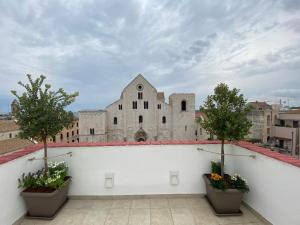 vista su una chiesa dal tetto di un edificio di Nonno Nicola Rooms a Bari