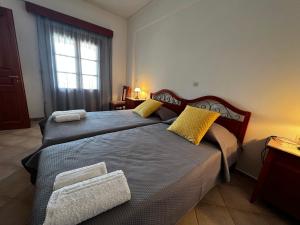 Un pat sau paturi într-o cameră la Anemos Apartments