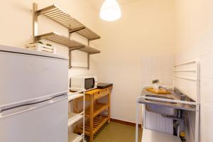een kleine keuken met een koelkast en een wastafel bij Appartamento Bellariva A1 - MyHo Casa in Porto San Giorgio