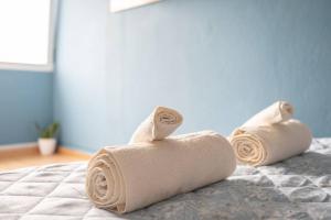 dos rollos de toallas en una cama en The View en Alexandroupolis