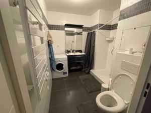 een kleine badkamer met een toilet en een wastafel bij Studio Design & Cosy avec Parking in Issy-les-Moulineaux