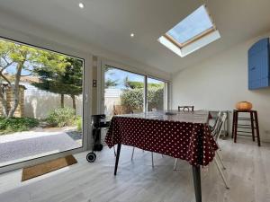 jadalnia ze stołem i dużym oknem w obiekcie Maison rénovée avec mezzanine, jardin, à 750m de la plage de La Rémigeasse, 4 couchages, Wifi inclus - FR-1-246A-217 w mieście Dolus d'Oléron +14 zdjęć