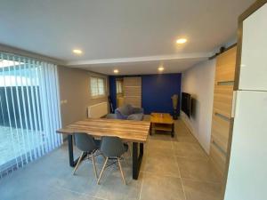 - une salle à manger avec une table et des chaises en bois dans l'établissement Appartement 2 pièces cozy au calme, à Mitry-Mory