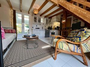 salon z kanapą i stołem w obiekcie Maison rénovée avec mezzanine, jardin, à 750m de la plage de La Rémigeasse, 4 couchages, Wifi inclus - FR-1-246A-217 w mieście Dolus d'Oléron