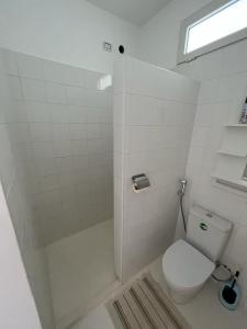 a small bathroom with a toilet and a shower at Útulný apartmán na Praia de Chaves, Boa Vista in Sal Rei