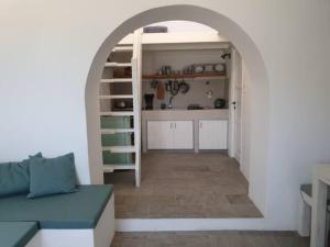 sala de estar con arco y cocina en Merope seaside house, en Platis Yialos Sifnos