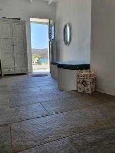 baño con bañera y suelo de baldosa. en Merope seaside house, en Platis Yialos Sifnos