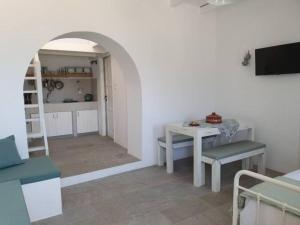 sala de estar con mesa y cocina en Merope seaside house, en Platis Yialos Sifnos