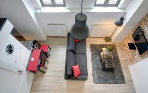 vista sul soffitto di un soggiorno con divano di Apartament Romantyczny Zamkowa15 a Cracovia
