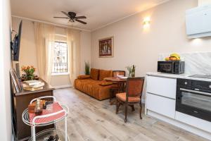 uma cozinha e sala de estar com um sofá e uma mesa em Stanley Helenski - apartment in old town em Šibenik