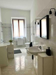 bagno bianco con lavandino e servizi igienici di A Casa di Nonna Anna a Porto Azzurro