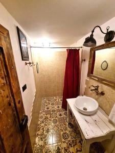 a bathroom with a sink and a shower at Czerwony Dworek 8 - Agroturystyka Karkonosze in Mysłakowice