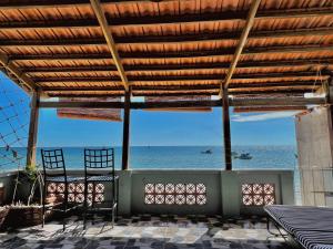 un restaurante con sillas y vistas al océano en Cocal Home Phu Quoc Fishing Village, en Phu Quoc