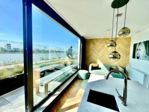 een kamer met uitzicht op het water bij Kaai11, Boutique Hotel Riverview in Antwerpen