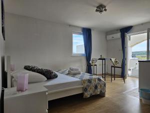 1 dormitorio con cama y ventana grande en Apartments ANTONIA - S. Novalja, en Stara Novalja