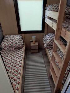 Mały pokój z 2 łóżkami piętrowymi i oknem w obiekcie u Kapitana w Rowach