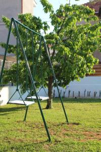 un columpio en la hierba junto a un árbol en Villa Enthia, en Zadar