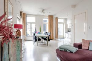 een woonkamer met een tafel en een bank bij Zandvoort Zenith - Beautiful Apartment in Zandvoort