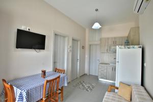 una piccola cucina con tavolo e frigorifero di Pavlidis a Siviri
