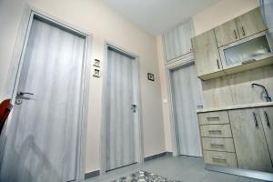 un bagno con doccia, porta e lavandino di Pavlidis a Siviri