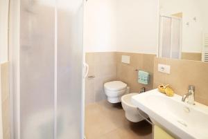 ein Bad mit einer Dusche, einem WC und einem Waschbecken in der Unterkunft Appartamento Bellariva B2 - MyHo Casa in Porto San Giorgio