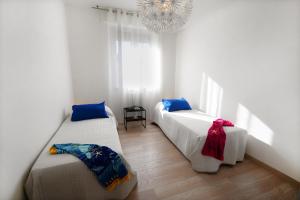 1 Schlafzimmer mit 2 Betten und einem Kronleuchter in der Unterkunft Appartamento Bellariva B2 - MyHo Casa in Porto San Giorgio