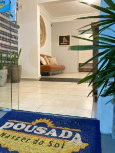 - un salon avec un tapis à l'étage dans l'établissement Pousada Nascer do Sol, à João Pessoa