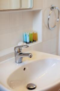 Koupelna v ubytování Axiothea Hotel