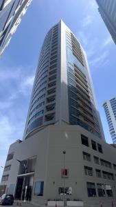 un edificio alto con muchas ventanas en The Seven Hotel en Manama