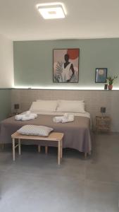 uma representação de um quarto com uma cama e uma mesa em Casa di Monique 1 em Bari Palese