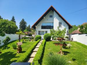une maison avec un jardin en face dans l'établissement Vila Jovana, à Vrdnik