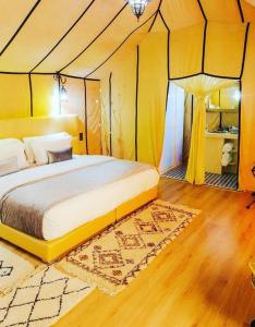 Een bed of bedden in een kamer bij Luxury Local Camp
