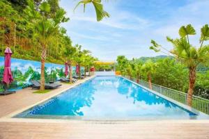 uma piscina num resort com palmeiras em Sun Villa & Resort Hòa Bình - 6 em Hòa Bình