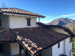 un techo de una casa con montañas en el fondo en Camera Delux matrimoniale, en Serina