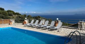 Baseinas apgyvendinimo įstaigoje Villa Olivia Greece with private pool & seaview in Sivota Lefkada arba netoliese