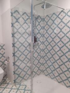 een douche met een glazen deur in een badkamer bij Casa azul & blanca in Banyuls-sur-Mer +20 foto's