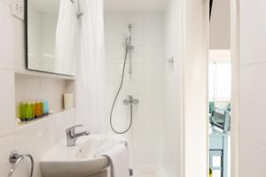Koupelna v ubytování Axiothea Hotel