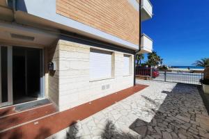 a building with a window and a view of the ocean at Appartamento Bellariva B1-MyHo Casa in Porto San Giorgio