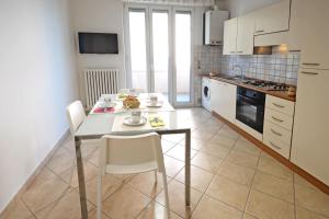 a kitchen with a table and chairs in a room at Appartamento Bellariva B1-MyHo Casa in Porto San Giorgio