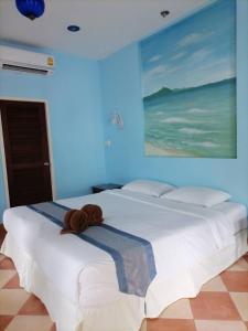 Un pat sau paturi într-o cameră la Baanmontra Beach Resort - Bankrut +68 fotografii