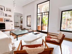 sala de estar con mesa de cristal y sillas en L'Annexe-Villa patio arboré & piscine privée, en Marrakech